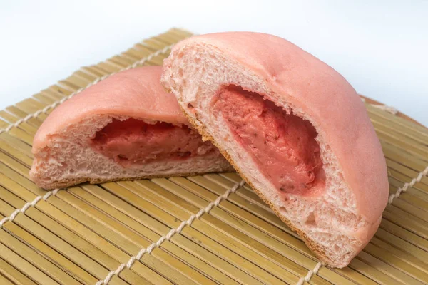Японская закуска - Pink Melon Pan на коврике из ротанга. Клубничный фламинго — стоковое фото