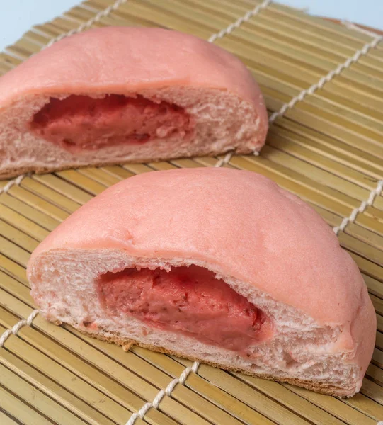 Японская закуска - Pink Melon Pan на коврике из ротанга. Клубничный фламинго — стоковое фото