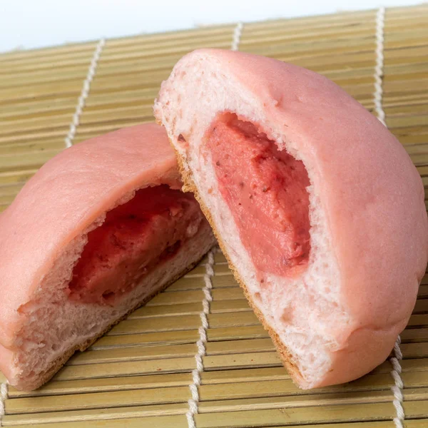 Japanse snack-roze meloen pan op rotan mat. Aardbei smaak — Stockfoto