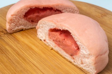 Japon Snack - Pembe Kavun Tava, ahşap plaka üzerinde. Çilek Fla