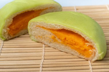 Japon Snack - Yeşil Kavun Pan bir rattan mat üzerinde