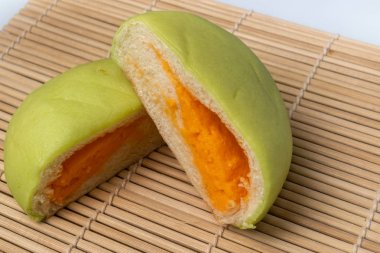 Japon Snack - Yeşil Kavun Pan bir rattan mat üzerinde