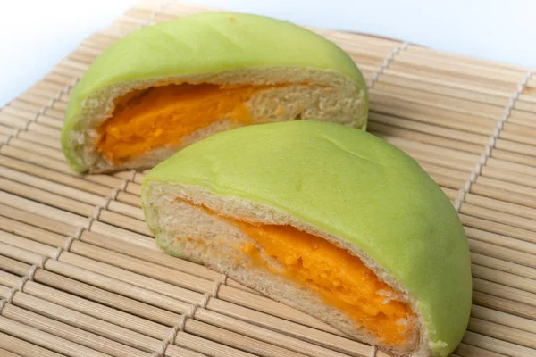 Snack japonés - Green Melon Pan en una esterilla de ratán — Foto de Stock