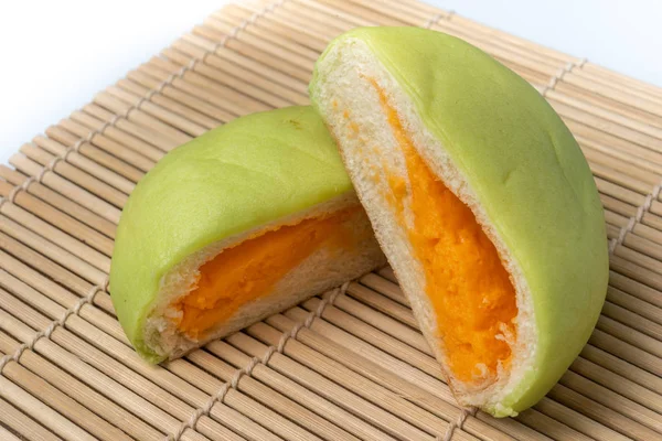 Snack japonais - Casserole de melon vert sur un tapis de rotin — Photo