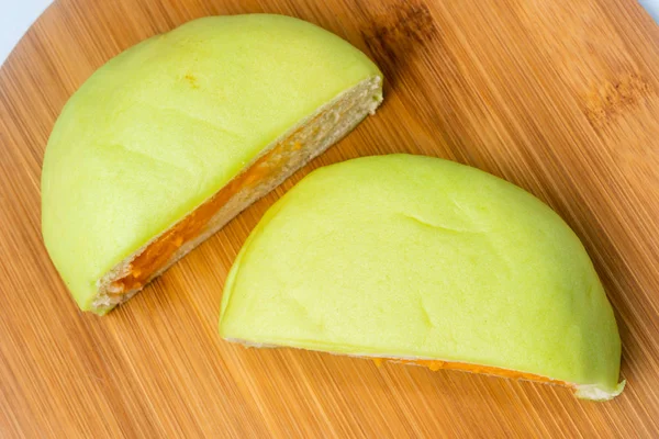 Snack japonés - Green Melon Pan en plato de madera — Foto de Stock