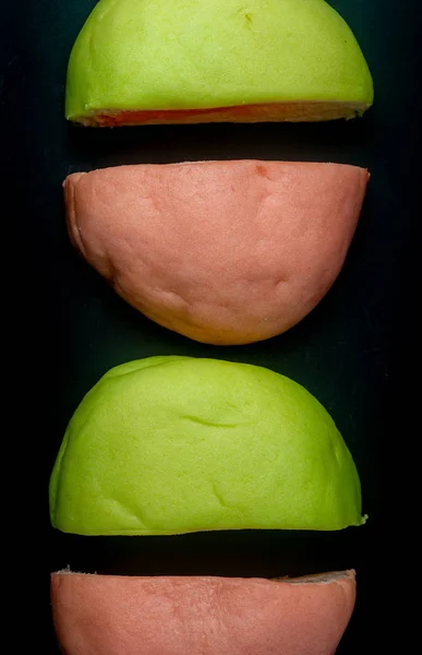 Japońska przekąska-kolorowy melon Pan na czarnym tle — Zdjęcie stockowe