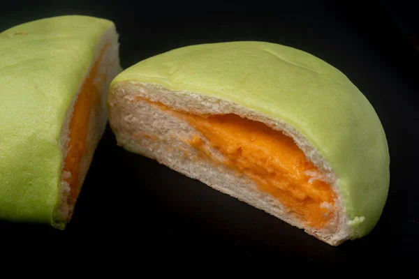 日本小吃 - 绿色甜瓜盘黑色背景 — 图库照片