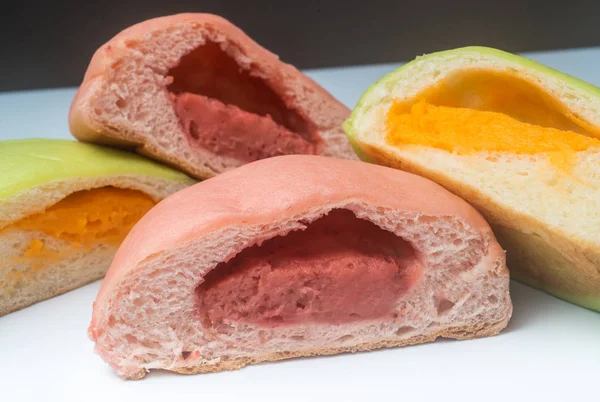 Japanse snack-kleurrijke meloen pan op witte achtergrond — Stockfoto