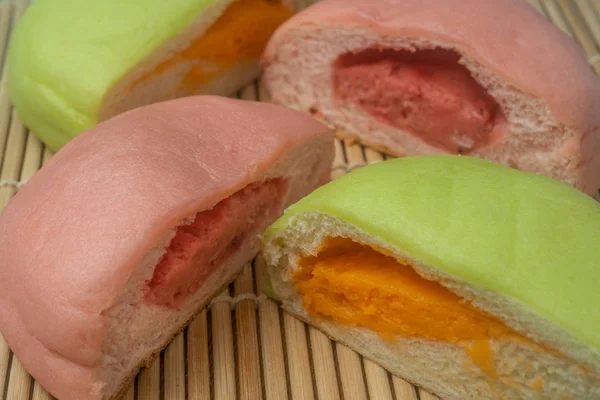 日本小吃 - 藤垫上五颜六色的甜瓜 — 图库照片