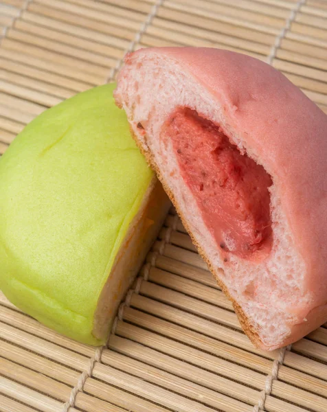 Japoński Snack-kolorowy melon Pan na rattan mat — Zdjęcie stockowe