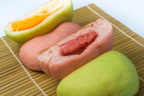 Snack japonés - Colorido sartén de melón en alfombra de ratán — Foto de Stock