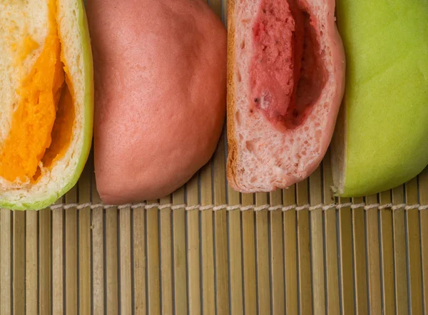 Japanse snack-kleurrijke meloen pan op rotan mat — Stockfoto