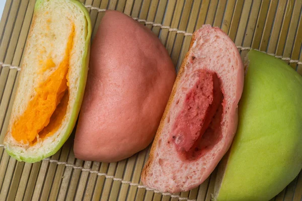 Snack giapponese - Pan di melone colorato su tappetino in rattan — Foto Stock