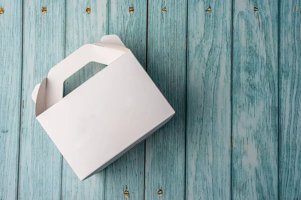 Boîte de restauration rapide en carton blanc, emballage pour le déjeuner sur onglet en bois — Photo