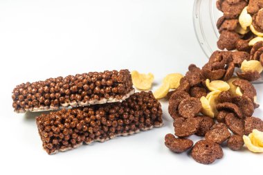 Beyaz ba izole tahıllar ile Çikolata Kahvaltı Tahıl Bar