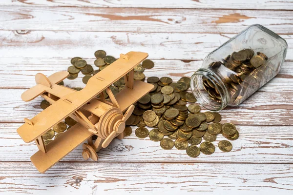 Juguete Aeroplano y Malasia Monedas sobre mesa de madera. Ahorro para Tr — Foto de Stock