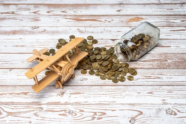 Juguete Aeroplano y Malasia Monedas sobre mesa de madera. Ahorro para Tr — Foto de Stock