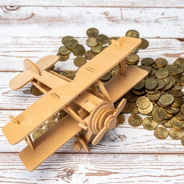 玩具飞机和马来西亚硬币在木桌上。Tr 节省 — 图库照片
