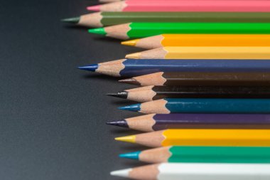 Çeşitlilik kavramı. İzole arka sırtta Renkli Kalemler