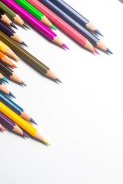Çeşitlilik kavramı. İzole beyaz backround renkli kalemler