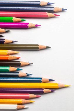 Çeşitlilik kavramı. İzole beyaz backround renkli kalemler