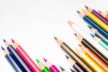 Çeşitlilik kavramı. İzole beyaz backround renkli kalemler