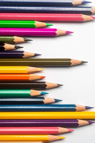 Mångfalds konceptet. Färgade blyertspennor på isolerad vit bakrund — Stockfoto
