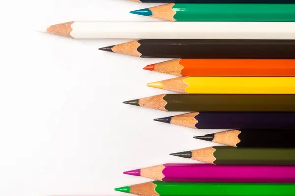 Mångfalds konceptet. Färgade blyertspennor på isolerad vit bakrund — Stockfoto