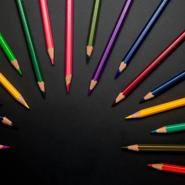 Fokusera på ditt mål-stilleben konceptuellt färgade blyertspennor på — Stockfoto