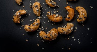 Susam Kaplı Kaju Fıstığı. Siyah arka planda yalıtılmış