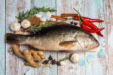 Ahşap masada Taze Yağlı Balık