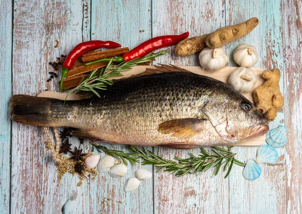 Ahşap masada Taze Yağlı Balık