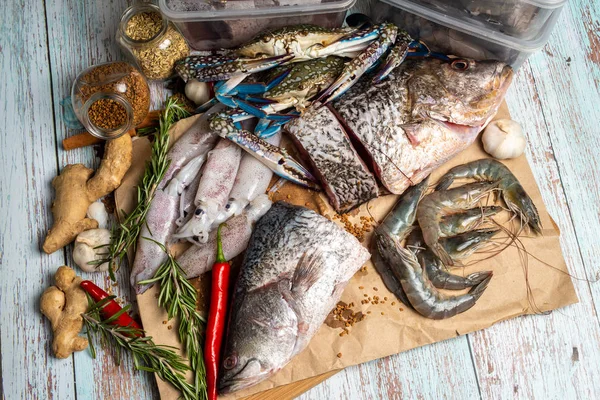 Fresh Seafood - Golden Snapper, Sea Bass, Prawns, Crabs, and Squ — Stock Photo, Image