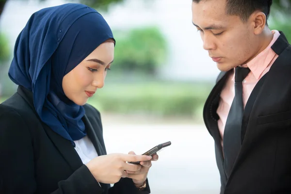 Pareja musulmana en su teléfono inteligente. Mensajes de texto y la comprobación de su i — Foto de Stock