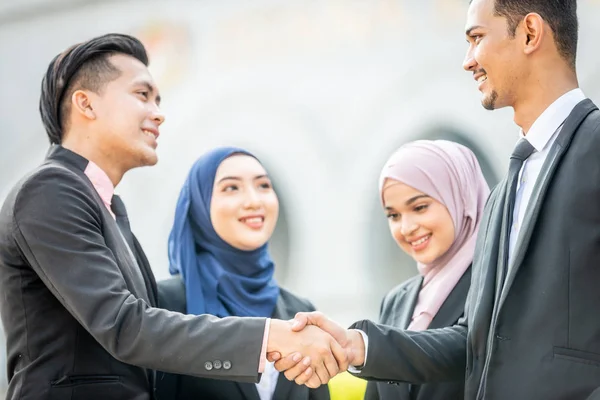 ¡Bienvenido a bordo! Musulmán asiático negocios personas estrechando la mano con —  Fotos de Stock