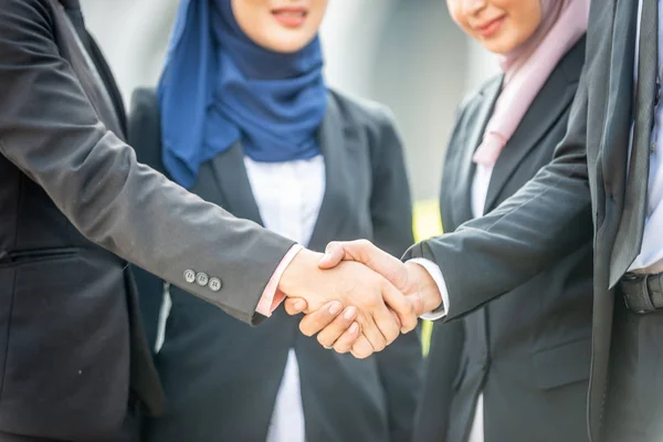 ¡Bienvenido a bordo! Musulmán asiático negocios personas estrechando la mano con — Foto de Stock