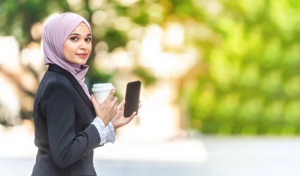 Hermosa Mujer Musulmana Negocios Descanso Para Tomar Café Sosteniendo Smartphone — Foto de Stock