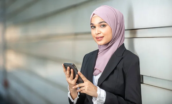 Joven emprendedora musulmana mirando su smartphone. Shal. — Foto de Stock