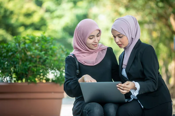 Amigos Musulmanes mirando un portátil juntos. Shoo al aire libre — Foto de Stock