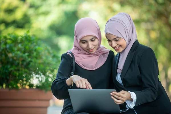 Amigos Musulmanes mirando un portátil juntos. Shoo al aire libre — Foto de Stock
