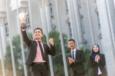 Kazanan! Adam arkasında takım üyeleri desteği ile bir ödül kazanır.