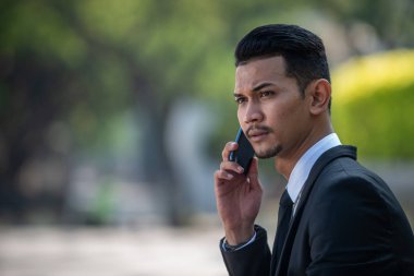 Akıllı telefonuyla Malezyalı Adam