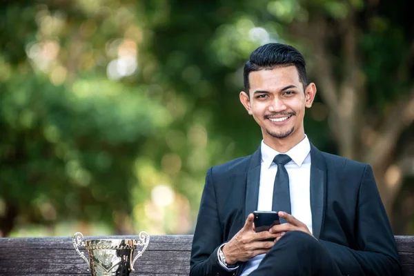 Malay İşadamı Akıllı Telefonuna Mesaj Atıyor