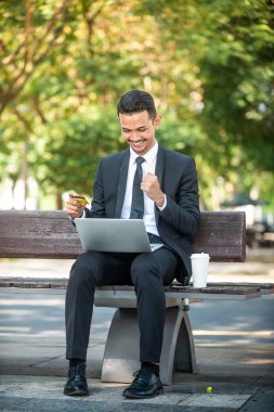 İşadamı internette iyi bir anlaşma alır. E-ticaret ve devam