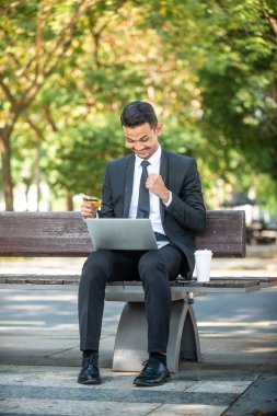 İşadamı internette iyi bir anlaşma alır. E-ticaret ve devam