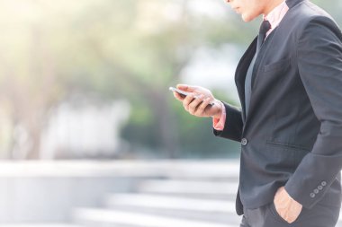 Akıllı Telefonunda Genç Malay İş Adamı. Soldaki alanı kopyalama.