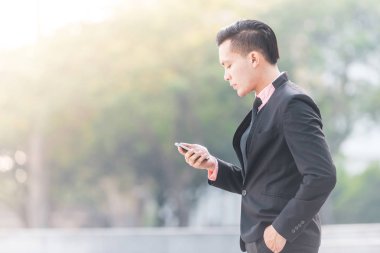 Akıllı Telefonunda Genç Malay İş Adamı. Soldaki alanı kopyalama.