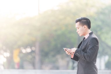 Akıllı Telefonunda Genç Malay İş Adamı. Soldaki alanı kopyalama.