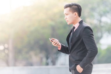 Akıllı Telefonunda Genç Malay İş Adamı. Soldaki alanı kopyalama.