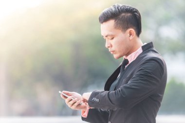 Akıllı Telefonunda Genç Malay İş Adamı. Soldaki alanı kopyalama.